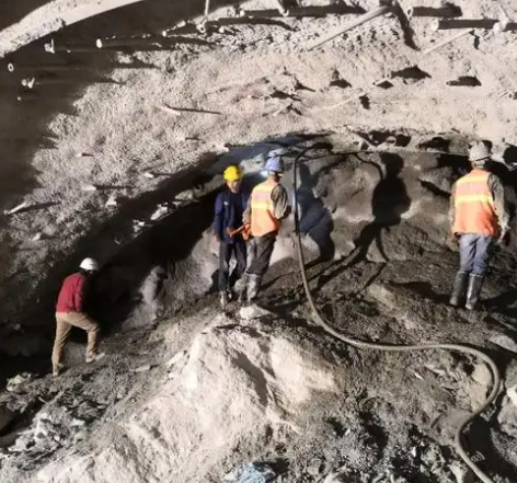 乐昌隧道拱顶带模注浆料，微膨胀注浆料的特点及施工工艺